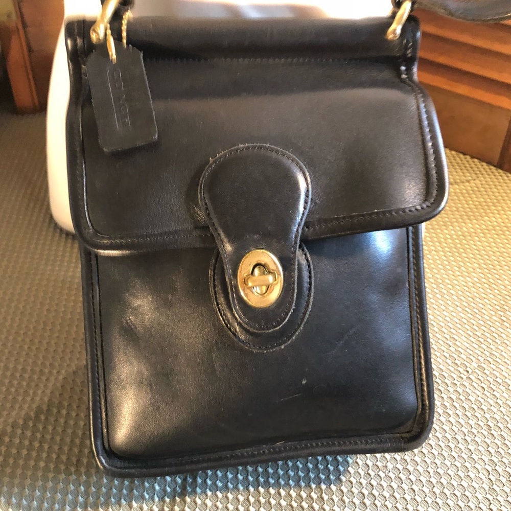 VINTAGE AUTHENTIC Coach black leather crossbody